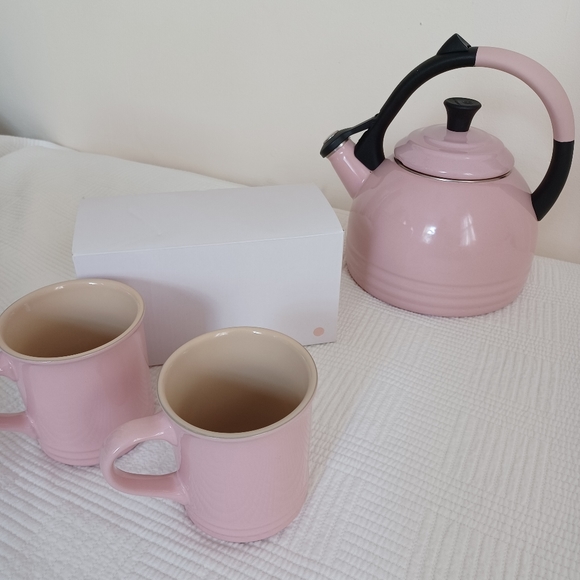 Le Creuset Kettle & Mug Set Chiffon Pink Peruh Tea Kettle  with stoneware mugs - Picture 6 of 17